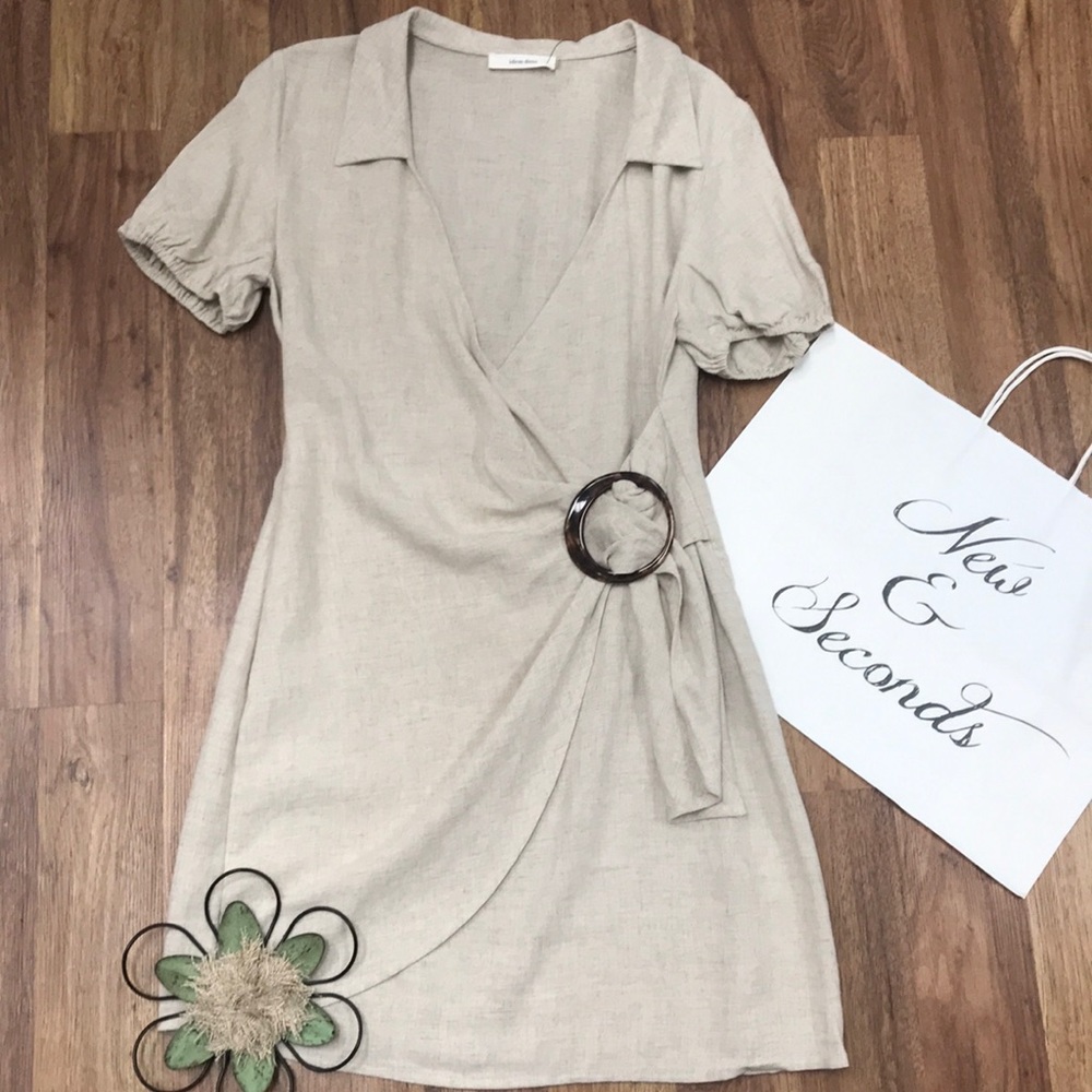 Beige side clasp dress